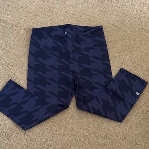ALO Yoga Navy Houndstooth-Pattern Capri Leggings